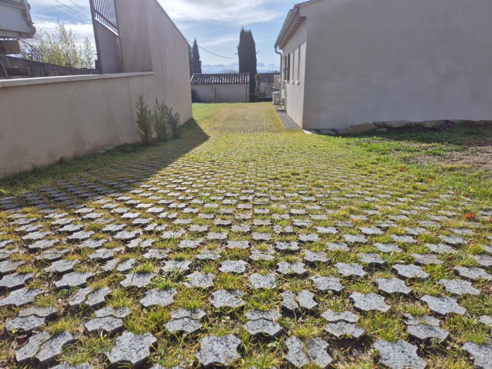 Allée carrossable en alvéoles stabilisatrices engazonnées posée par Gonsalves Paysages