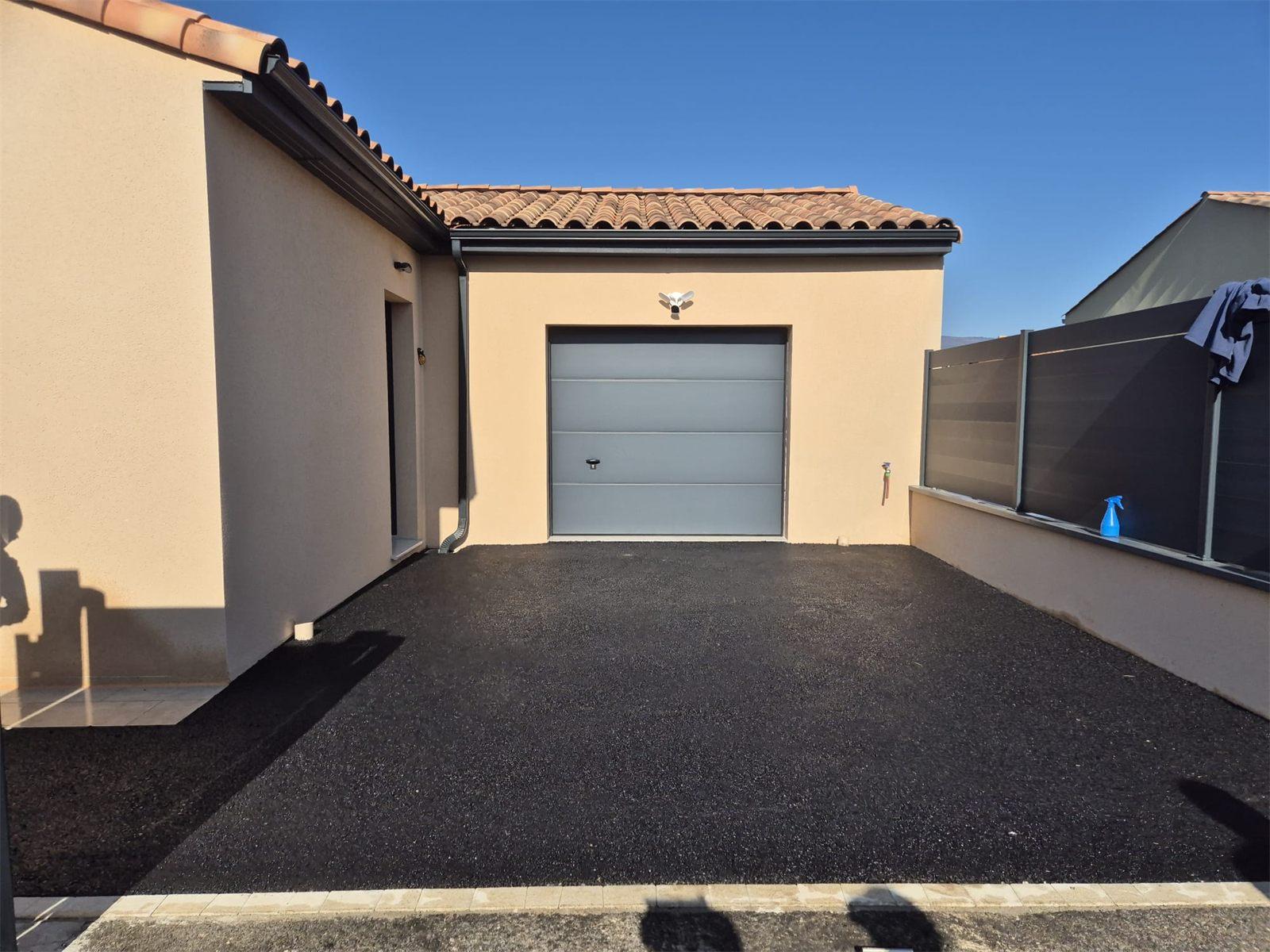 Cour en enrobé bitumineux réalisée devant un garage par Gonsalves Paysages près de Manosque