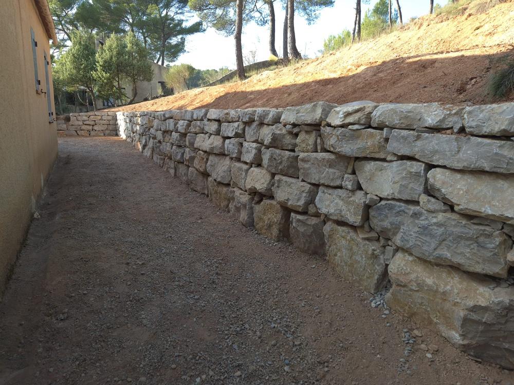 Mur de soutènement retenant un talus réalisé par Gonsalves Paysages