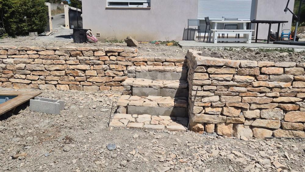 Mur en pierre réalisé par Gonsalves Paysages à Pierrevert