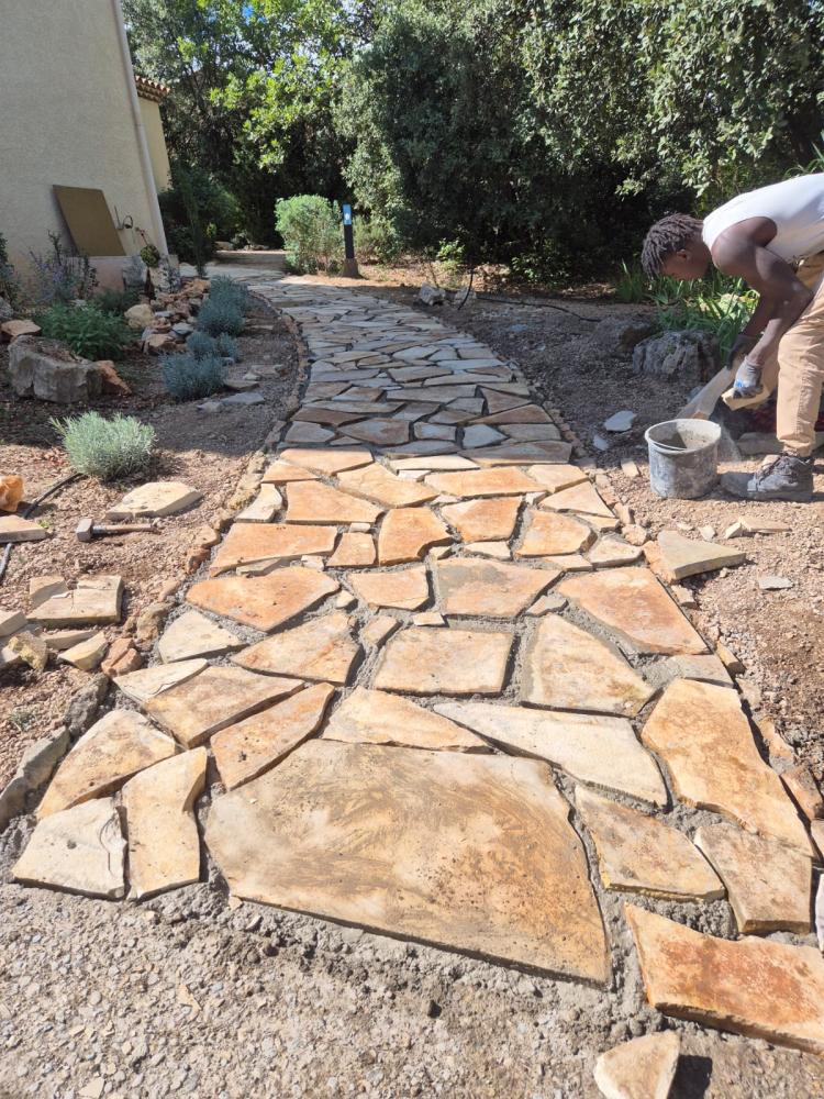Pose d'un dallage en pierres naturelles par un artisan Gonsalves Paysages