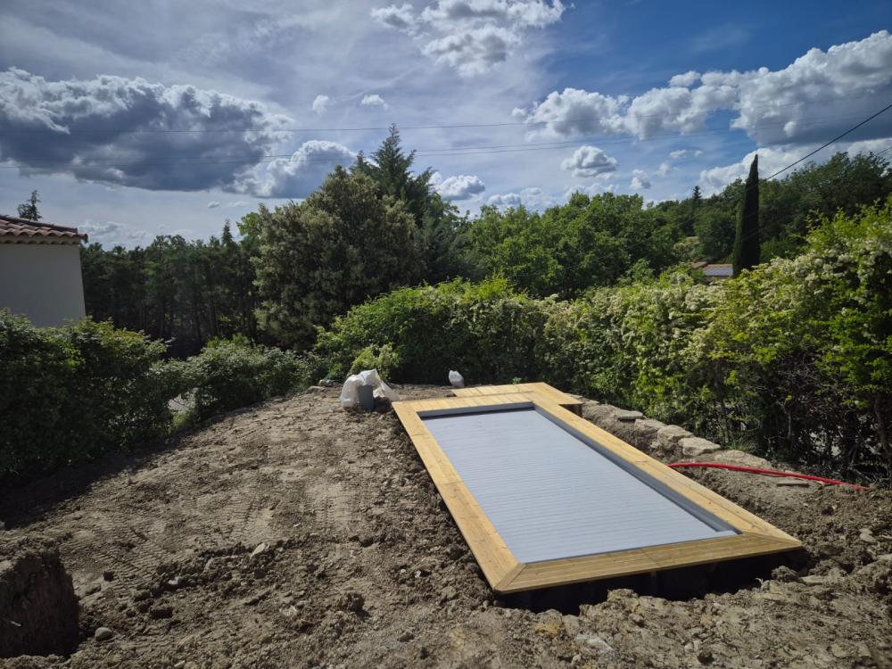 Dalle béton en préparation autour d'une piscine par Gonsalves Paysages
