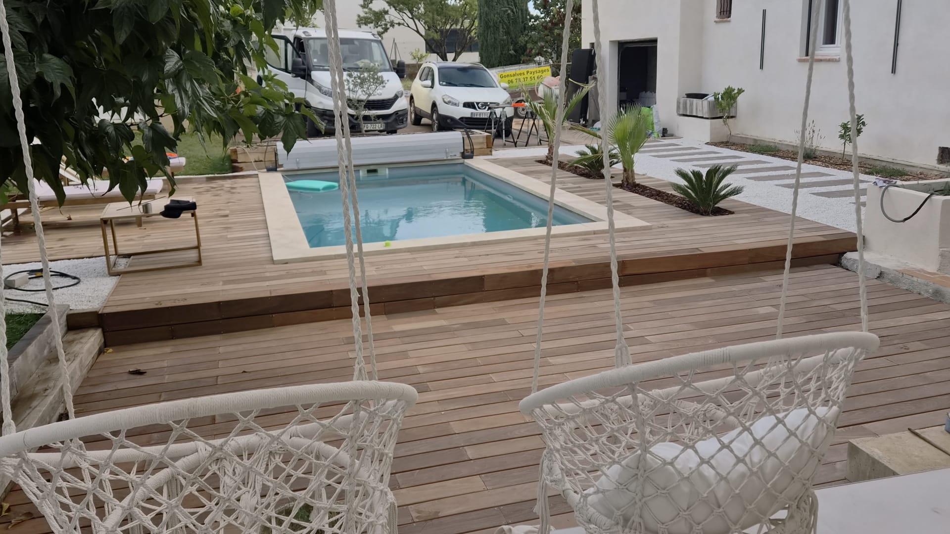 Terrasse en bois et cheminement en dallage réalisés par Gonsalves Paysages à Corbières