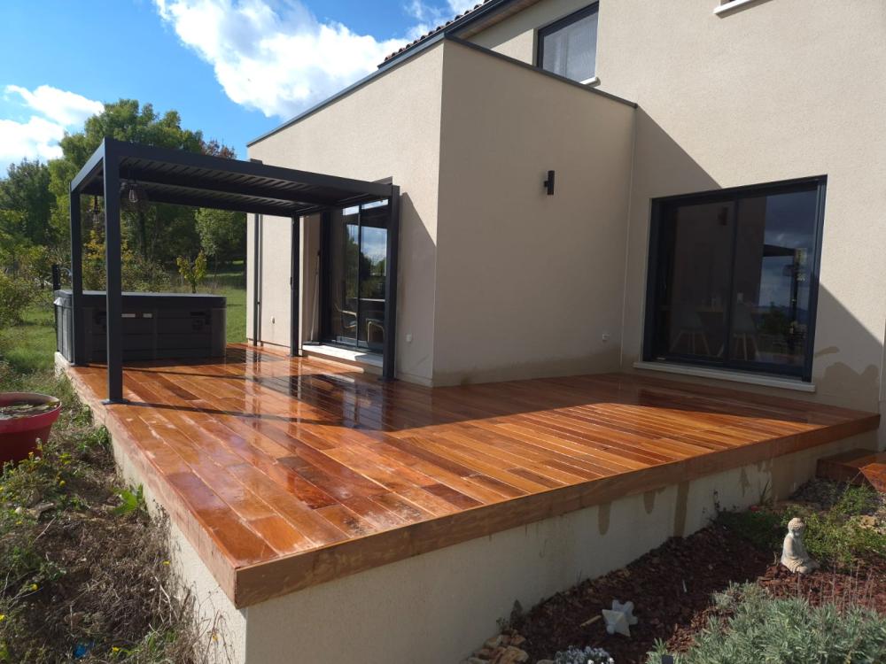 Terrasse en bois exotique avec pergola bioclimatique réalisée par Gonsalves Paysages