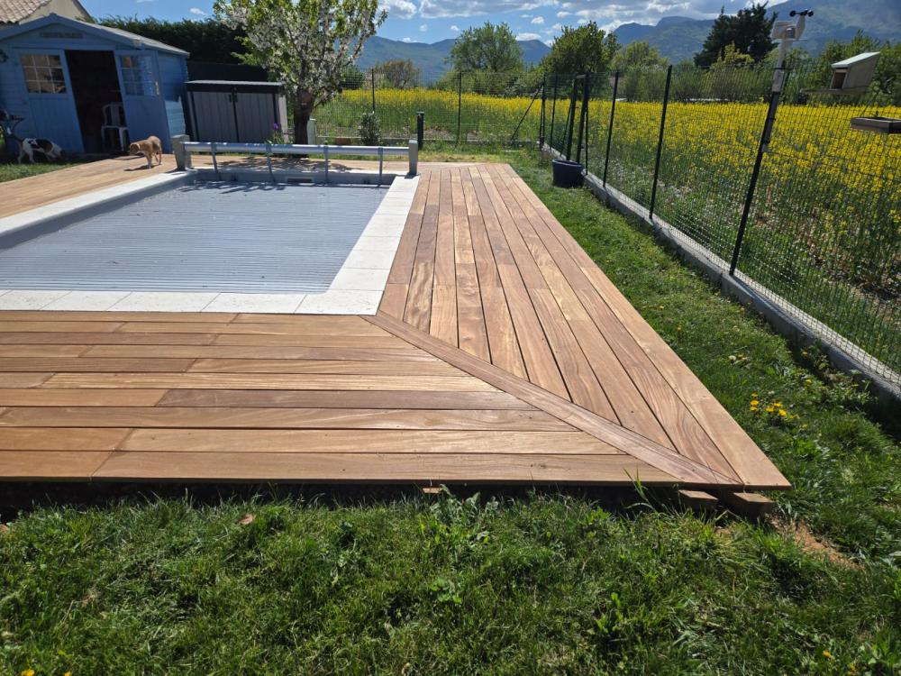Terrasse en bois exotique construite autour d'une piscine par Gonsalves Paysages